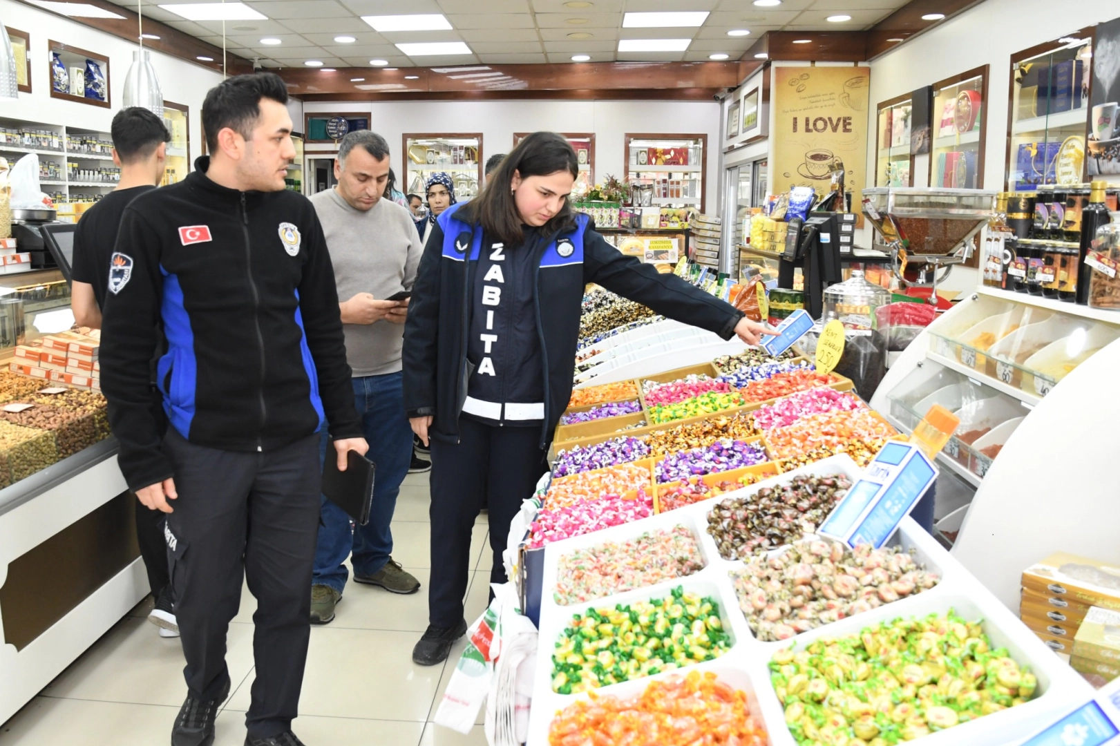 İzmir Karabağlar'da huzurlu alışveriş için denetimlere devam