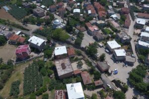 Bursa’nın Gürsu ilçesinde belediye tarafından köylerdeki evlerden bina altlarına otopark