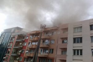 Afyonkarahisar Ambaryolu Caddesi'nde bir apartmanın 5. katında mutfakta düdüklü tencerenin