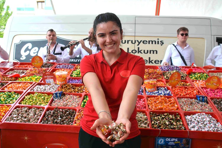 Ramazan Bayramına az bir süre kalınca vatandaşlar, bayramlık şekerlere yöneldi.