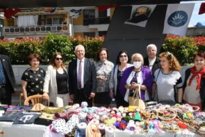 Karabağlar Belediyesi'nin Anneler Günü etkinlikleri kapsamında Selvili Mahallesi'nde düzenlediği “Kadın