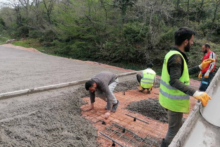 Derince Çal ve Turaş köyleri bağlantısında beton yol imalatı yapan