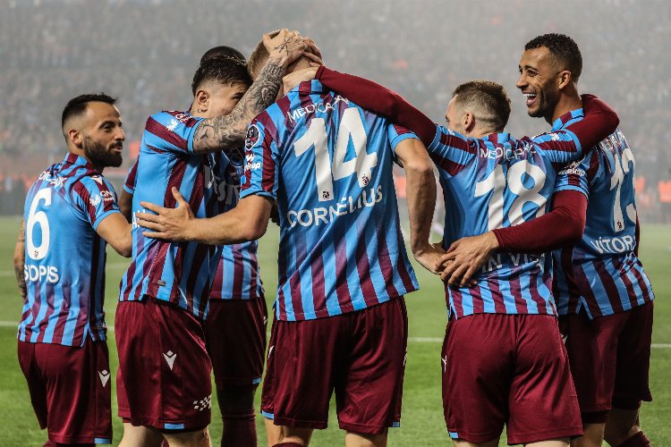 Trabzonspor, Süper Lig'in 35. haftasında ağırladığı Antalyaspor'la 2-2 berabere kalarak