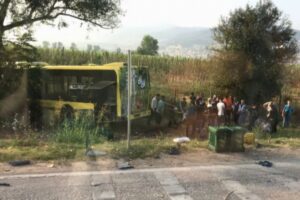 Bursa'da belediye otobüsü, yolun sol şeridine park eden arızalı kamyonete