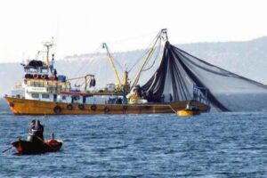 Ağlar onarıldı, denize açılmadan önce teknelerin son bakımları yapıldı. 5