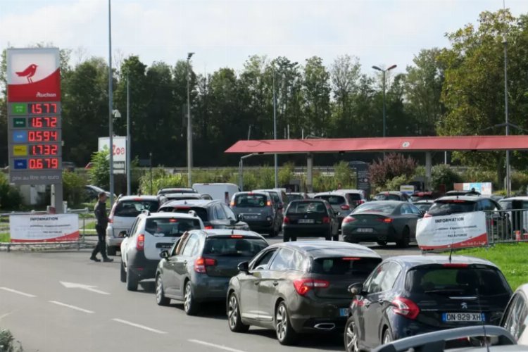 Fransa’da petrol rafinerisi çalışanlarının greve gitmesi yüzünden ortaya çıkan benzin