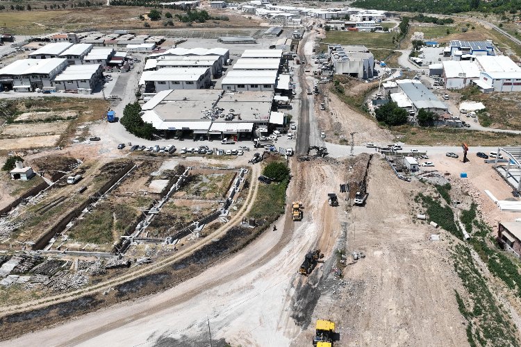 Malatya Büyükşehir Belediyesi, kentin dört bir yanında yol çalışmalarına devam