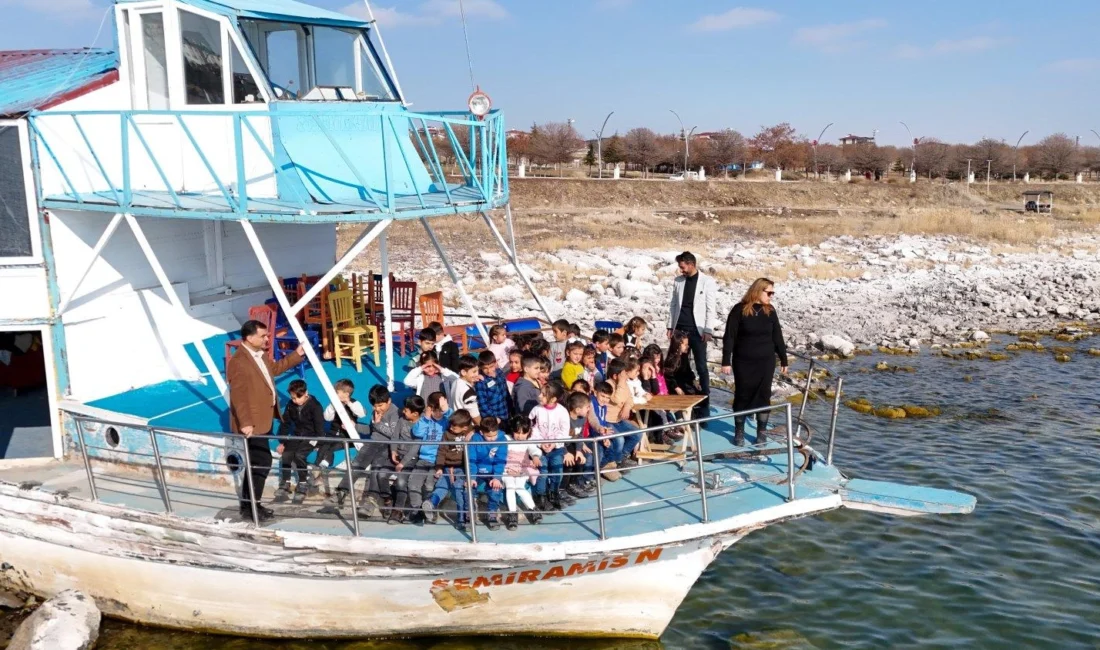 Van Erciş’te okuma yazmayı öğrenen birinci sınıf öğrencileri, öğretmenlerinin Van